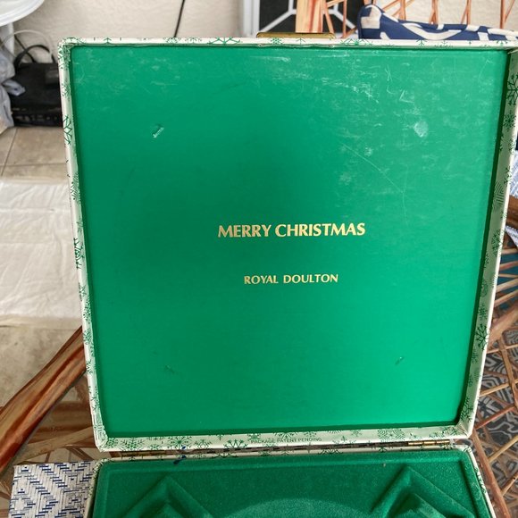 Royal Doulton Christmas Plate 1977 FIRST in series " Friends" 8.25" Bone China - Picture 6 of 7